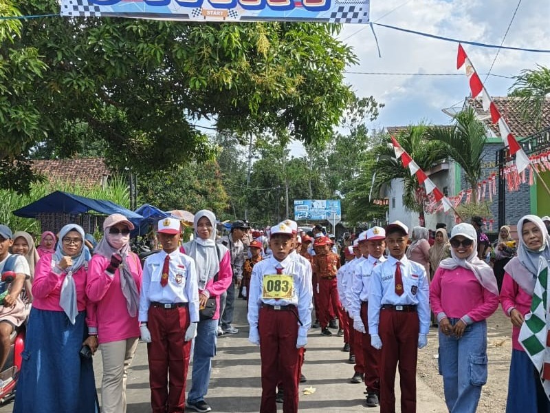 Lomba gerak jalan SD se-Kec. Arjasa, SDN 3 Lamongan ikut meriahkan peringatan HUT RI ke-80